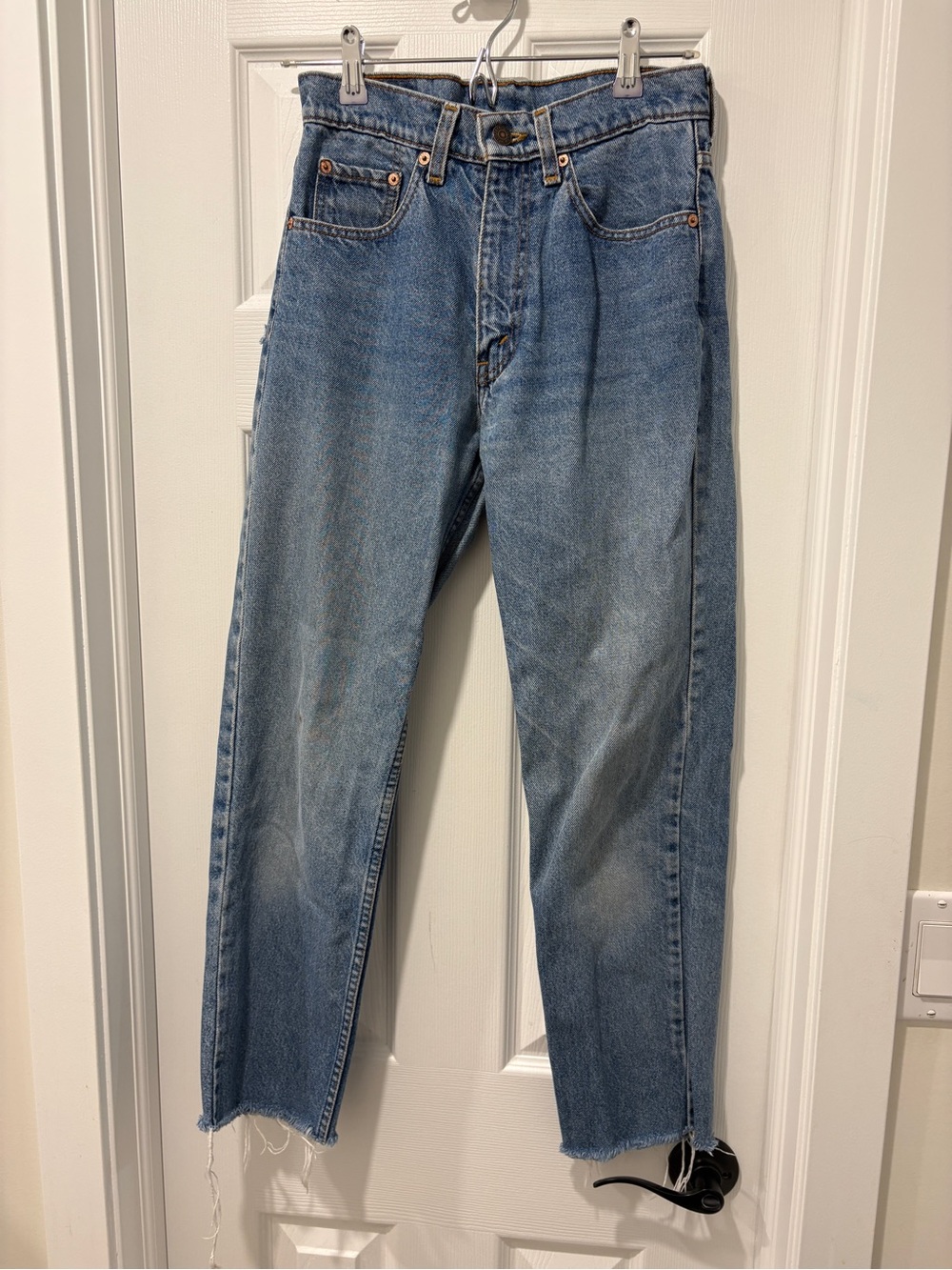 Vintage Levi’s women’s tapered jeans size 28x27 blue denim pants